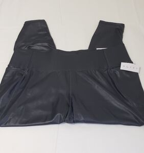 Lane Bryant LIVI High Rise Livi Soft Capri Leggings with Pockets Women's 22/24